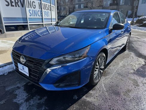 Used 2025 Nissan Altima 2.5 SV image 2