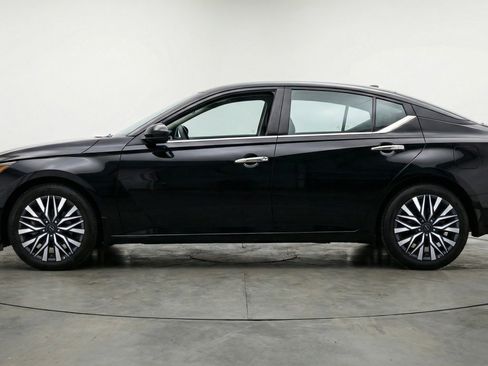 Used 2025 Nissan Altima 2.5 SV FWD image 5
