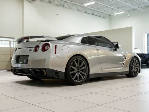 Used 2016 Nissan GT-R Premium AWD/4WD image 16