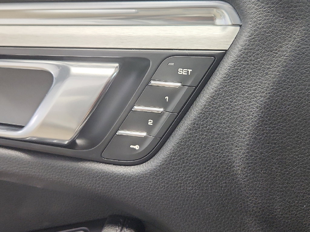 Certified 2026 Porsche Macan AWD/4WD image 24