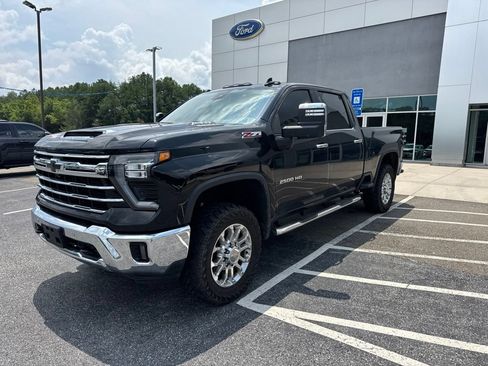 Used 2024 Chevrolet Silverado 2500 LTZ w/ LTZ Convenience Package AWD/4WD image 3