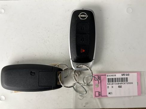 Used 2023 Nissan Rogue S AWD/4WD image 10