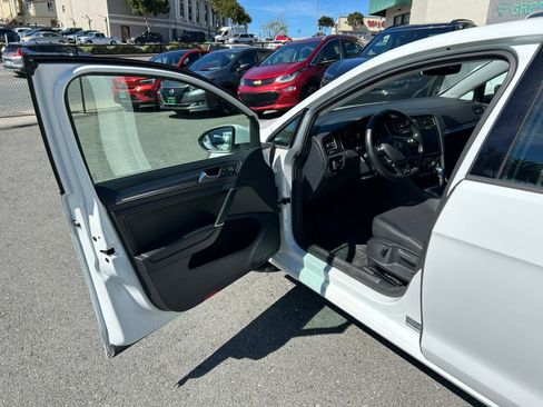 Used 2019 Volkswagen e-Golf SEL Premium image 9