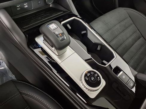 New 2025 Mitsubishi Outlander SE image 19