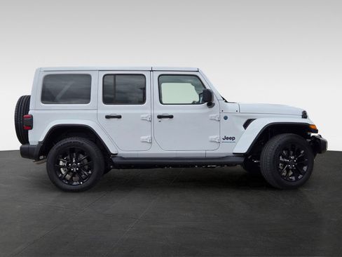 Used 2025 Jeep Wrangler Unlimited Sahara AWD/4WD image 3