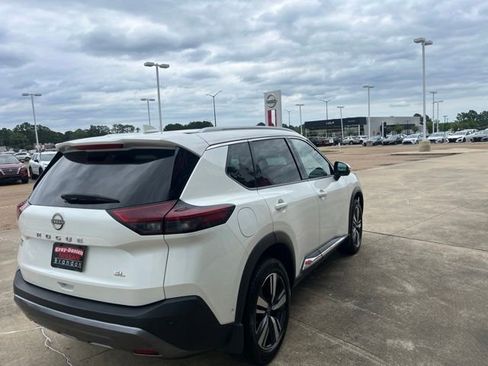 Used 2023 Nissan Rogue SL w/ SL Premium Package FWD image 4