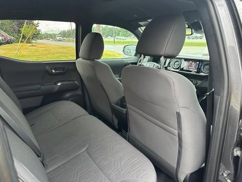 Used 2019 Toyota Tacoma TRD Sport w/ Technology Package AWD/4WD image 18