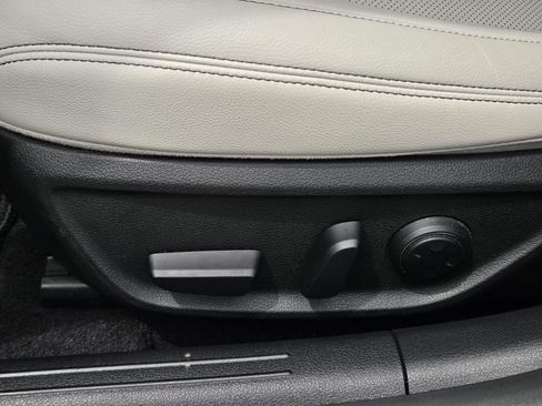Used 2025 Genesis G70 2.5T RWD image 19