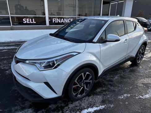 Used 2018 Toyota C-HR XLE image 3