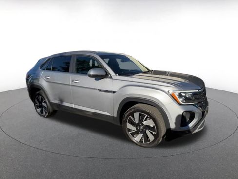 Used 2025 Volkswagen Atlas Cross Sport SE image 2