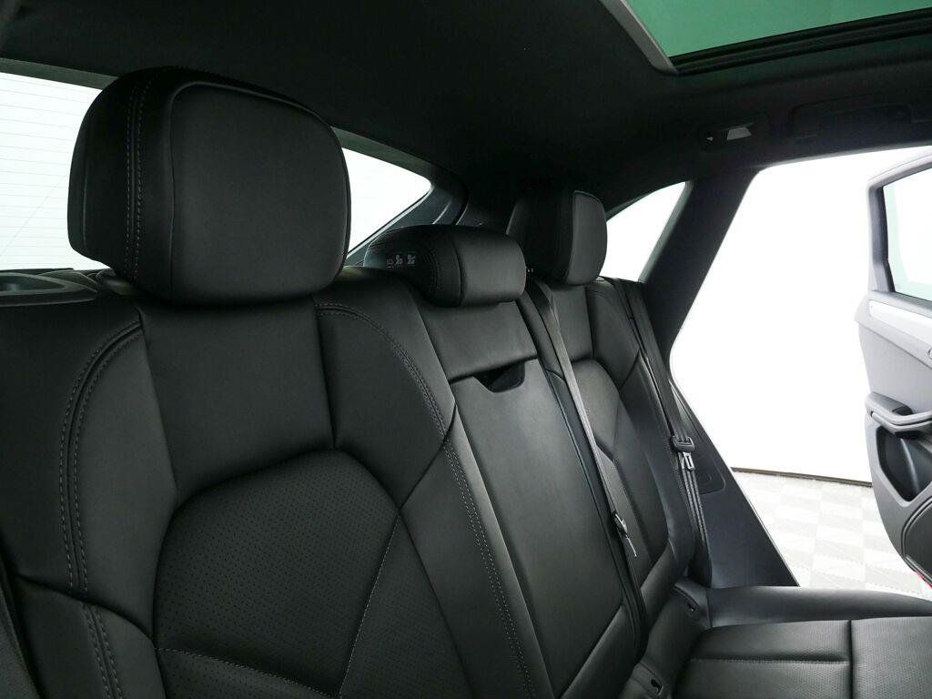 Certified 2026 Porsche Macan AWD/4WD image 23