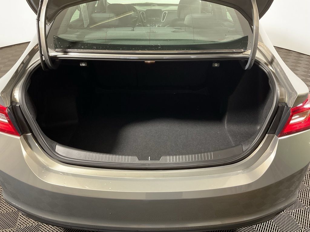 Used 2017 Chevrolet Malibu LT FWD image 14