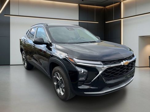Used 2026 Chevrolet Trax LT FWD image 9