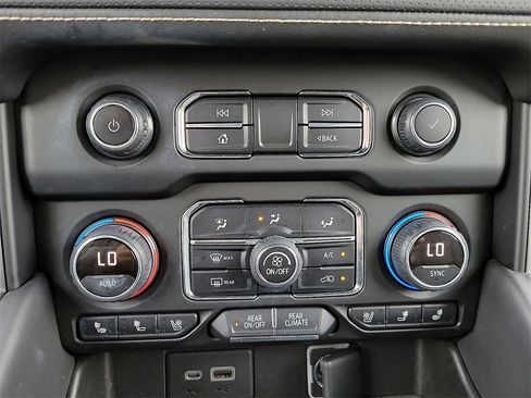 Used 2021 Chevrolet Suburban Premier image 15