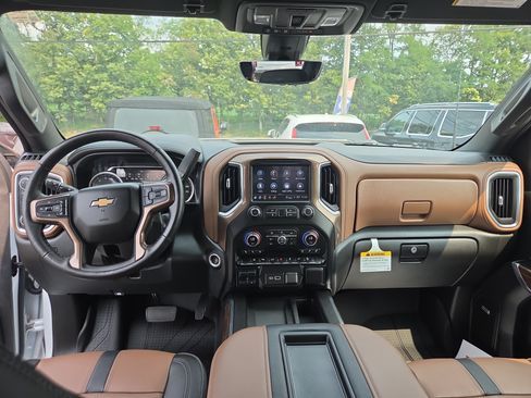 Used 2021 Chevrolet Silverado 2500 High Country w/ Technology Package AWD/4WD image 5