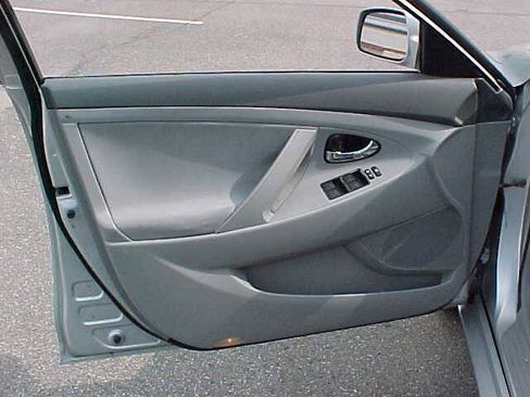 Used 2010 Toyota Camry LE FWD image 51