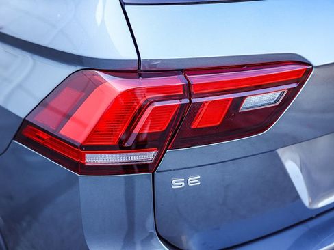 Used 2022 Volkswagen Tiguan SE R-Line image 9