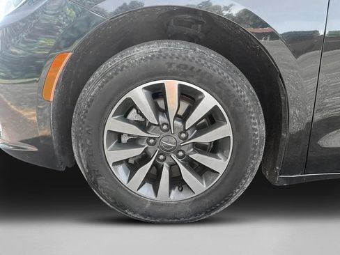 Used 2021 Chrysler Pacifica Touring-L FWD image 10