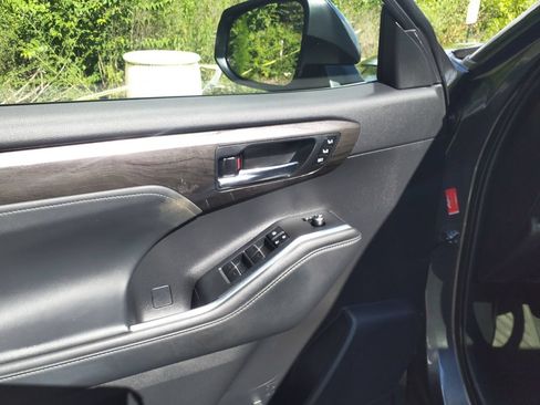 Used 2023 Toyota Highlander Limited FWD image 19