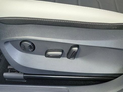 Certified 2025 Volkswagen Taos SE FWD image 17