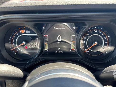 Used 2025 Jeep Wrangler Unlimited Sahara AWD/4WD image 21