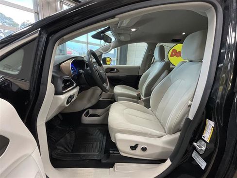 Used 2017 Chrysler Pacifica LX FWD image 11