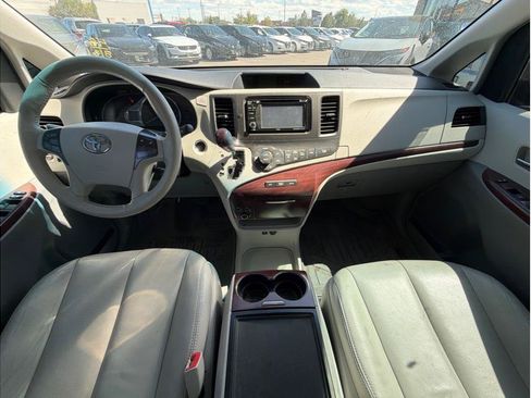 Used 2014 Toyota Sienna XLE FWD image 4