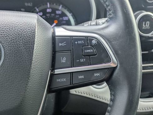 Used 2020 Toyota Highlander XLE FWD image 27