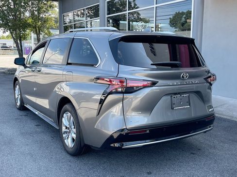 Used 2026 Toyota Sienna Limited FWD image 14