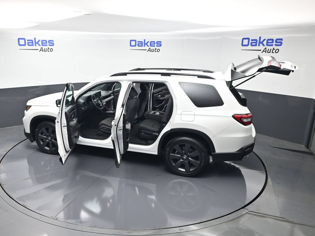 Used 2025 Honda Pilot Sport image 57