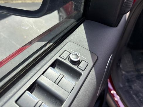 Used 2017 Land Rover Discovery SE image 71