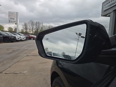 Used 2023 Chevrolet Equinox Premier FWD image 27