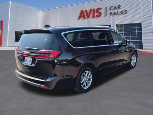 Used 2025 Chrysler Pacifica Select FWD image 6