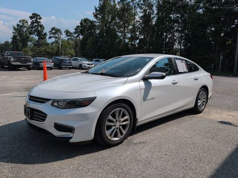 Used 2017 Chevrolet Malibu LT FWD image 4