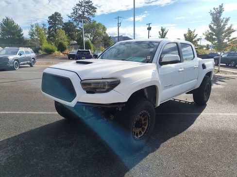 Used 2017 Toyota Tacoma TRD Sport AWD/4WD image 7