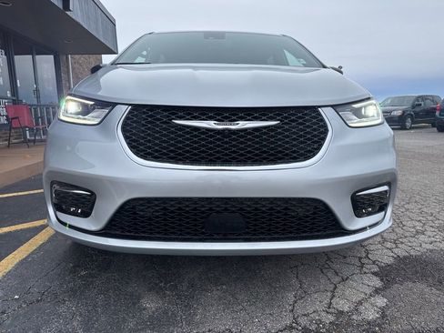 New 2026 Chrysler Pacifica Limited image 3