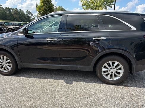 Used 2017 Kia Sorento FWD image 11