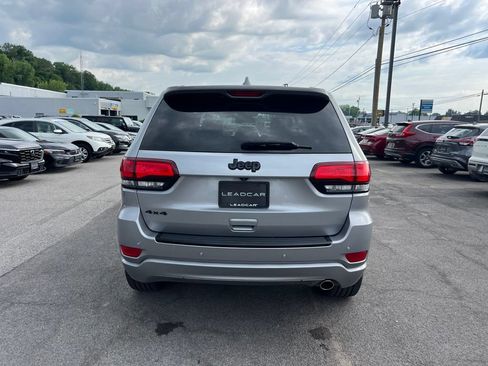 Used 2018 Jeep Grand Cherokee Altitude AWD/4WD image 4