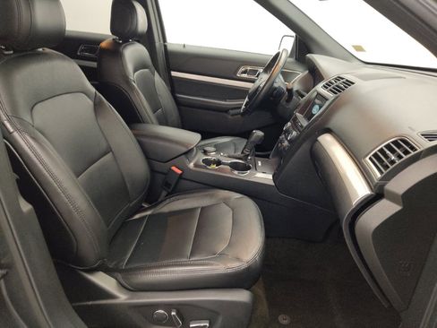 Used 2017 Ford Explorer XLT w/ Equipment Group 202A AWD/4WD image 21