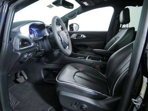Used 2025 Chrysler Pacifica Limited FWD image 20