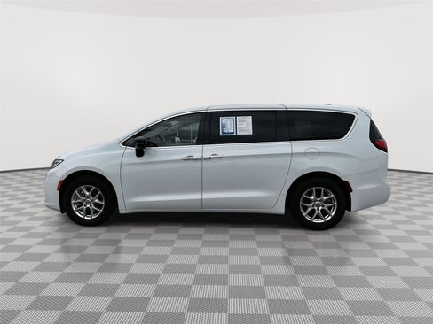 Used 2024 Chrysler Pacifica Touring-L FWD image 3