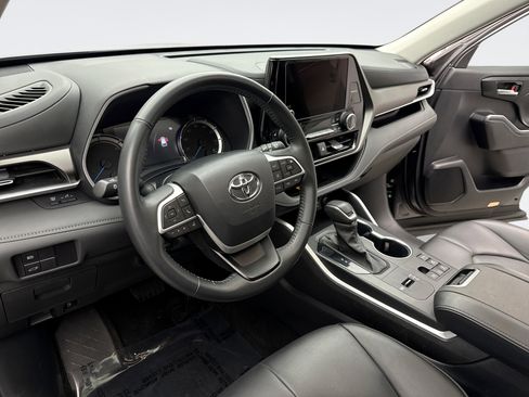 Used 2024 Toyota Highlander XLE image 10