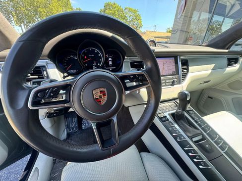 Used 2017 Porsche Macan Turbo AWD/4WD image 18