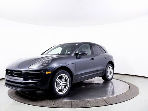 Certified 2025 Porsche Macan AWD/4WD image 1
