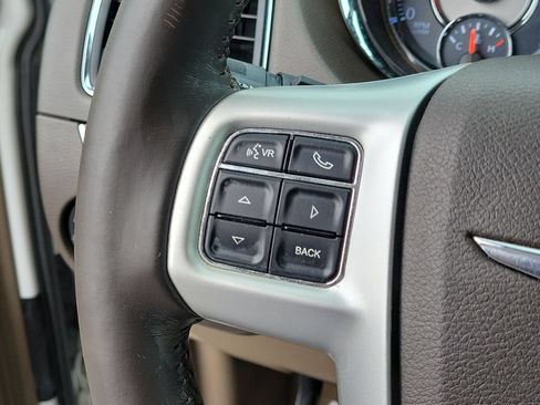 Used 2014 Chrysler Town & Country Touring FWD image 27