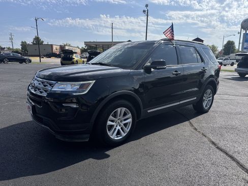 Used 2018 Ford Explorer XLT w/ Equipment Group 202A image 2