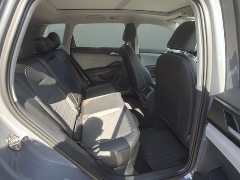 Used 2022 Volkswagen Taos SE w/ Panoramic Sunroof Package AWD/4WD image 16