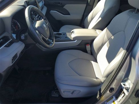 Used 2021 Toyota Highlander LE image 5