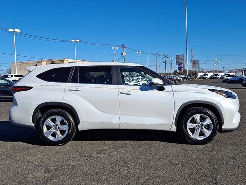 Certified 2023 Toyota Highlander LE image 8