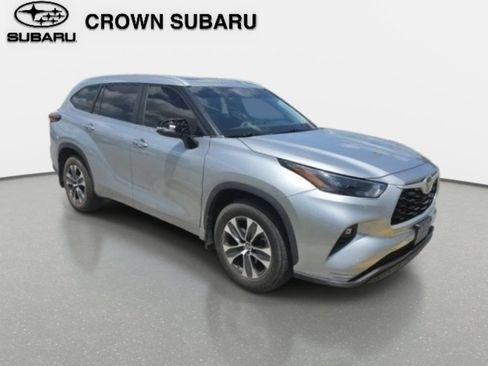 Used 2023 Toyota Highlander XLE FWD image 6